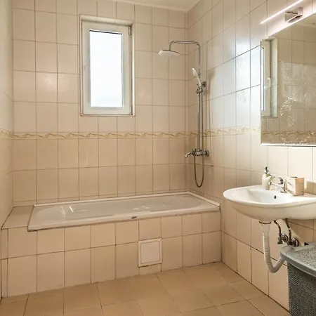 2 Bedroom Near Kabakum Apartamento